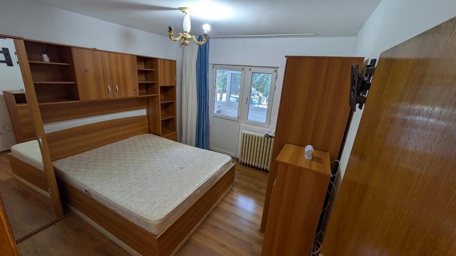 Apartament cu 3 camere decomandat, mobilat în Pieții
