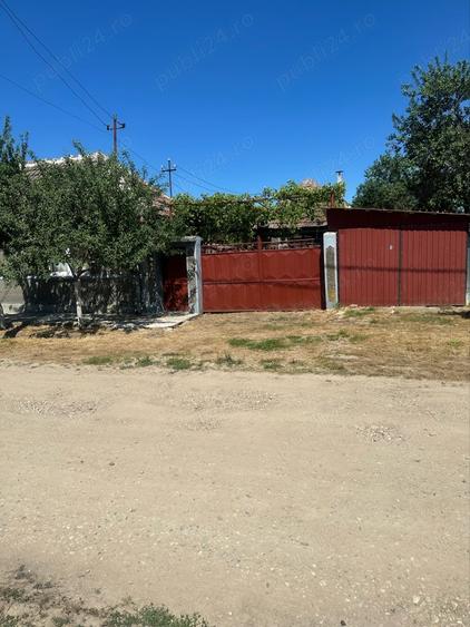 Casă cu 5 camere cu Teren 2500 Mp în Tăut