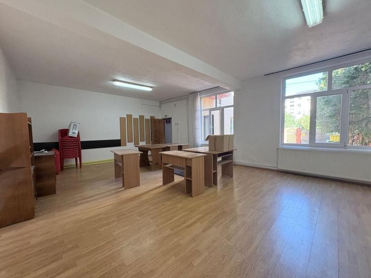 Casă individuală cu 10 camere cu Canalizare în Central
