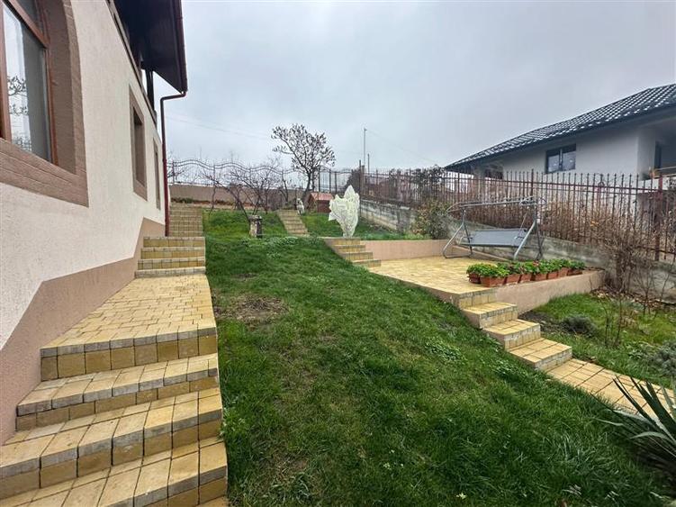 Casă individuală cu 8 camere cu Teren 1000 Mp în Bucium