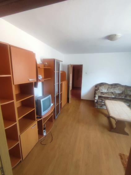 Apartament cu 2 camere semidecomandat în Moroasa 1