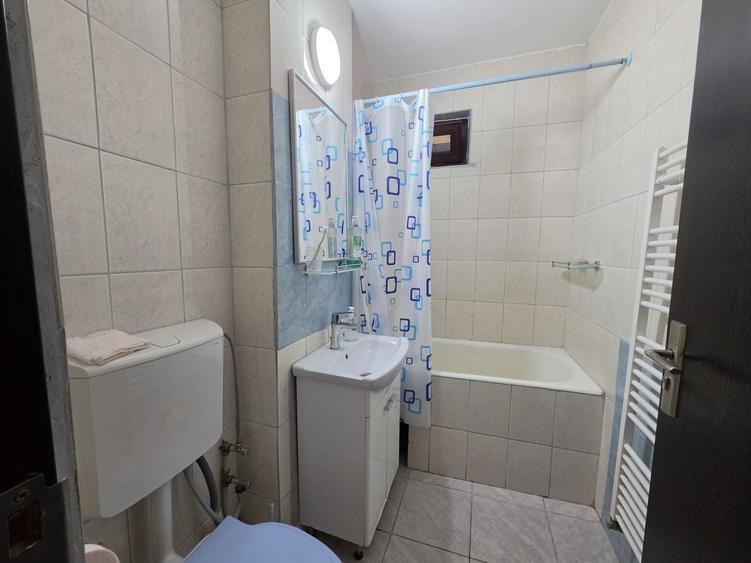Apartament cu 3 camere semidecomandat, mobilat în Gheorgheni