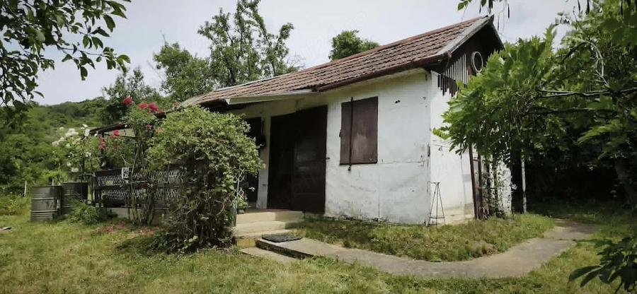 Casă cu Teren 1000 Mp în Porumbeni