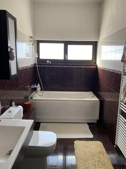 Casă individuală cu 9 camere cu Teren 521 Mp în Bucium