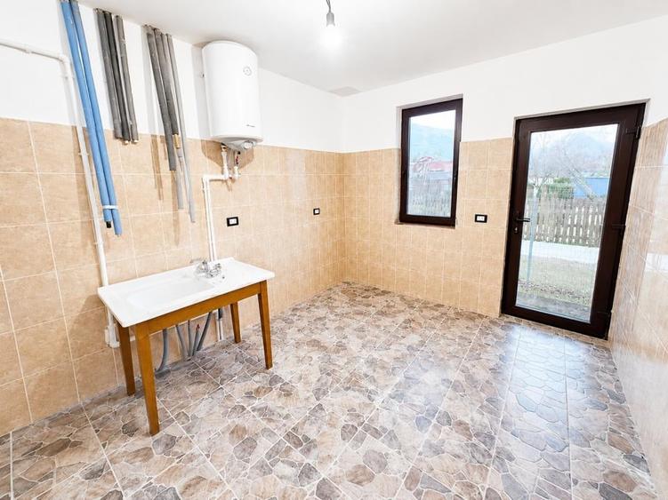 Casă cu 4 camere cu Teren 808 Mp în Tarcău