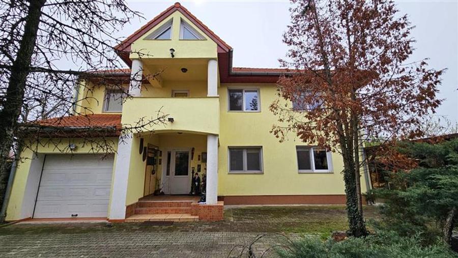 Casă individuală cu 8 camere cu Canalizare în Blașcovici
