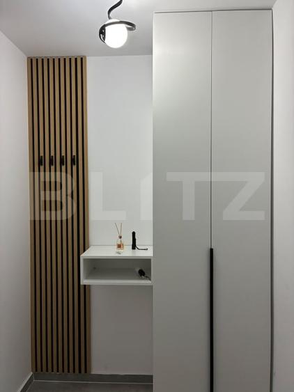 Apartament cu 3 camere semidecomandat, mobilat în Lipovei
