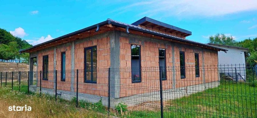 Casă cu 4 camere în Racovița