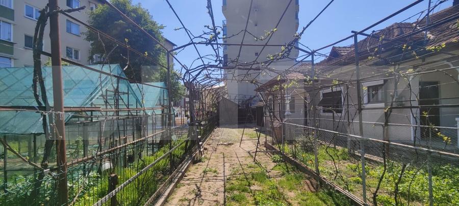 Casă individuală cu 7 camere cu Canalizare în Central