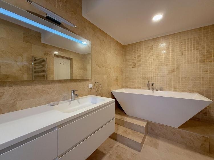 Duplex cu 5 camere cu Canalizare în Iancu Nicolae