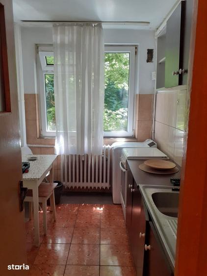 Apartament cu 2 camere semidecomandat în Tei