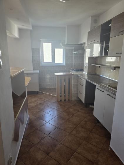 Apartament cu 3 camere decomandat în Dobroești