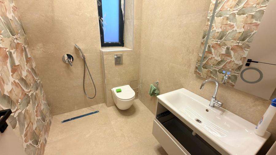 Casă cu 4 camere cu Teren 300 Mp în Broscărie