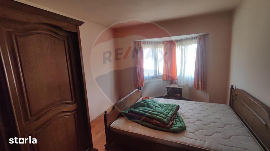 Casă cu 6 camere cu Teren 1484 Mp în Oșorhei