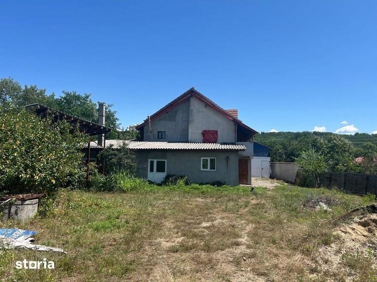 Casă cu 4 camere cu Teren 2300 Mp în Berislăvești