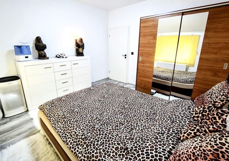 Apartament cu 3 camere semidecomandat, mobilat în Dumbrăvița