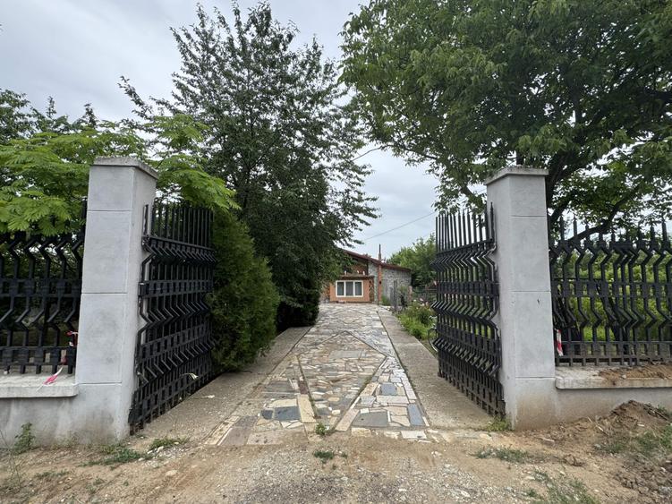 Casă individuală cu 8 camere cu Teren 1000 Mp în Radomirești