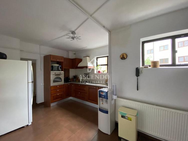 Apartament cu 6 camere decomandat, mobilat în Arcul de Triumf