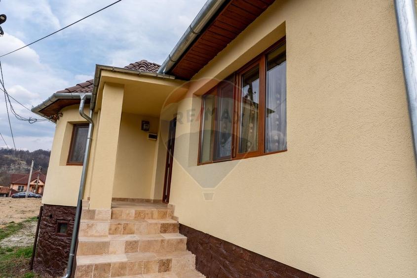 Casă individuală cu 3 camere cu Teren 2497 Mp în Central