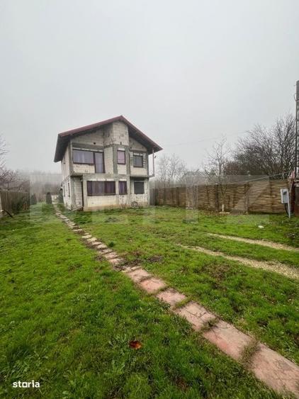 Casă cu 4 camere în Leamna de Sus