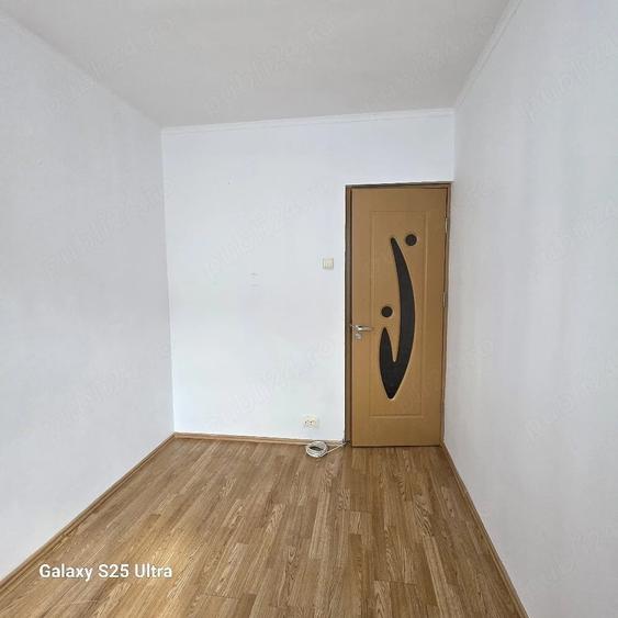 Apartament cu 3 camere semidecomandat în Exterior Vest
