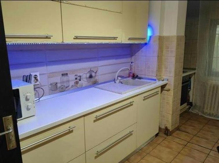 Apartament cu 3 camere decomandat, mobilat în Podul de Piatră