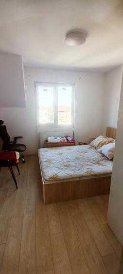 Apartament cu 3 camere semidecomandat în Lipovei