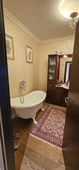 Apartament cu 4 camere decomandat în Barbu Văcărescu