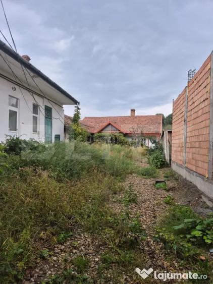 Casă cu 7 camere cu Teren 1021 Mp în Central