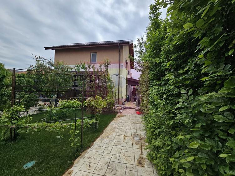 Casă individuală cu 4 camere cu Canalizare în Săbăreni
