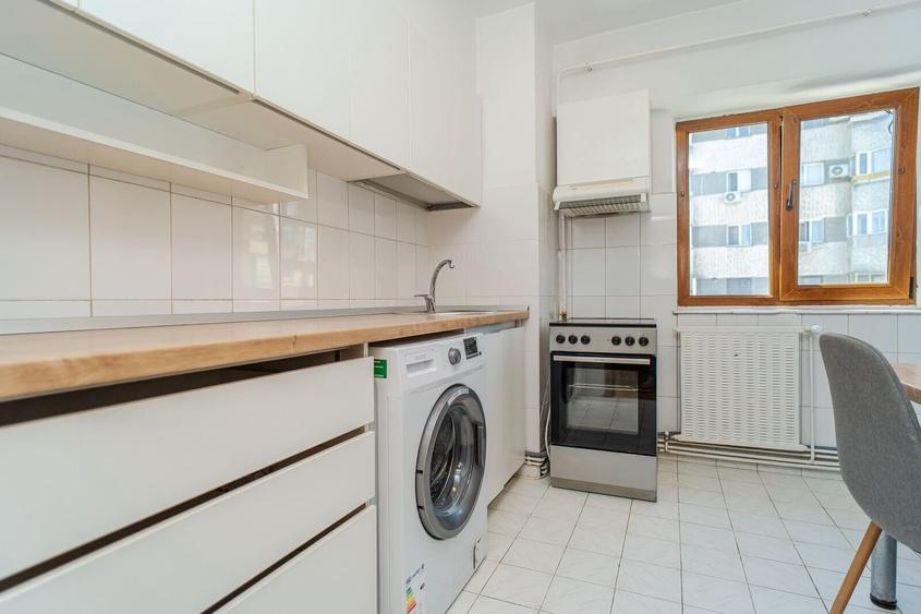 Apartament cu 3 camere semidecomandat, mobilat în Centru Civic