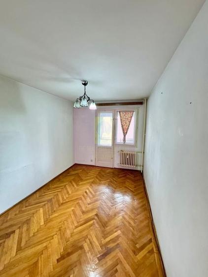 Apartament cu 3 camere semidecomandat în Berceni