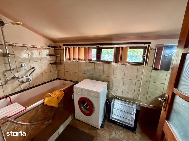 Casă cu 9 camere cu Teren 500 Mp în Central