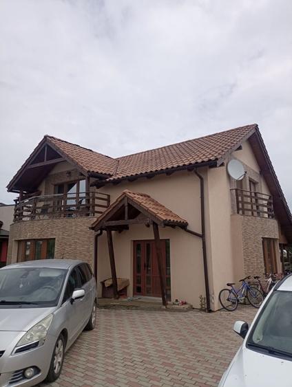 Casă cu 4 camere în Păulești