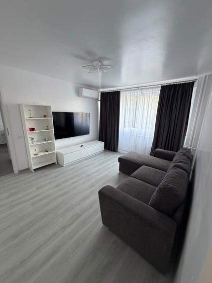 Apartament cu 3 camere decomandat, mobilat în Titan