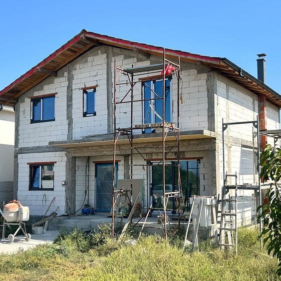 Casă cu 4 camere cu Teren 320 Mp în Cârcea