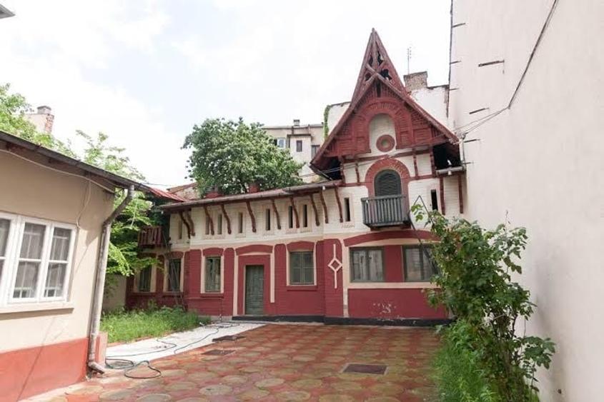 Casă cu 15 camere cu Canalizare în P-ța Romană