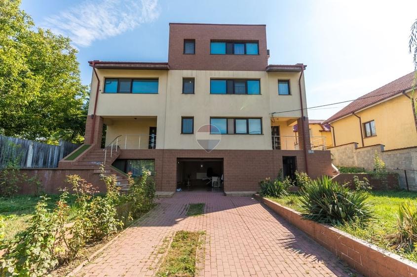 Casă individuală cu 7 camere cu Teren 1371 Mp în Nord-Est