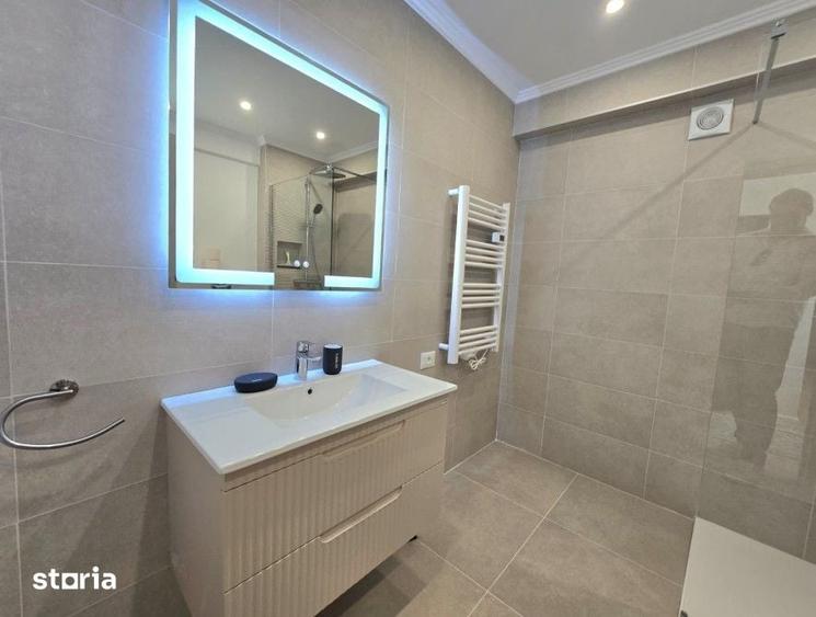 Apartament cu 3 camere semidecomandat în Victoriei