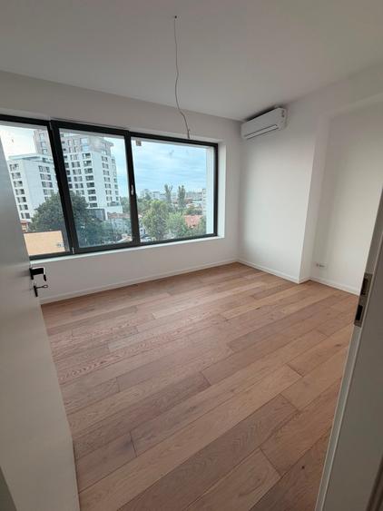 Penthouse cu 4 camere decomandat în Mihai Bravu