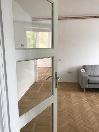 Apartament semidecomandat în Est