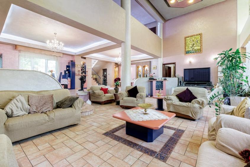 Casă individuală cu 19 camere cu Piscina în Pantelimon