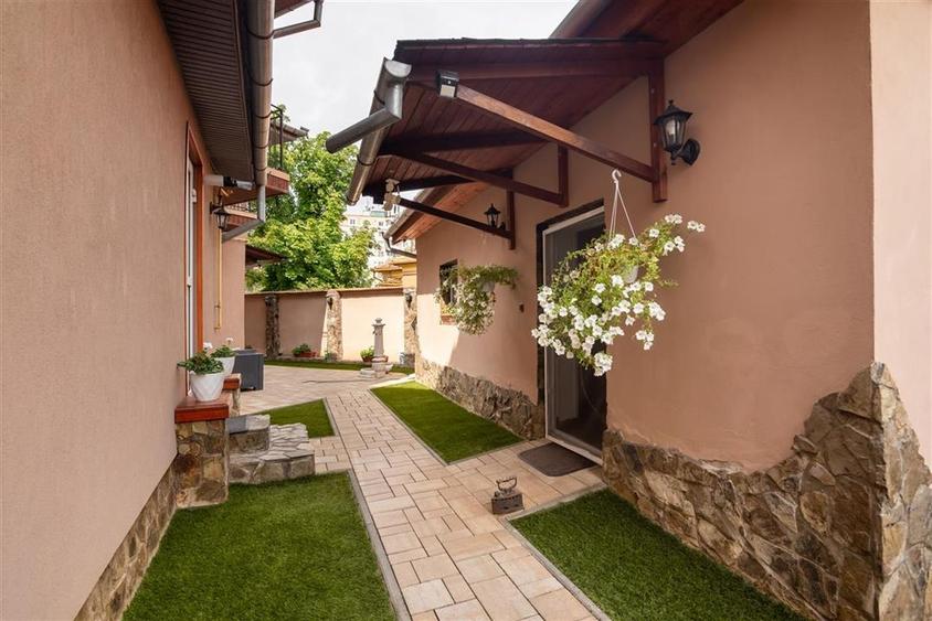 Casă individuală cu 4 camere cu Teren 241 Mp în Cantemir