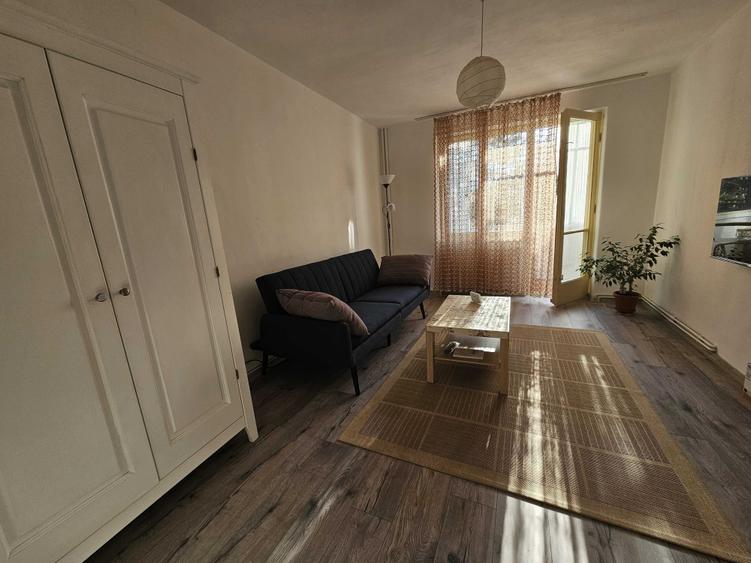 Apartament cu 2 camere semidecomandat în Centrul Civic