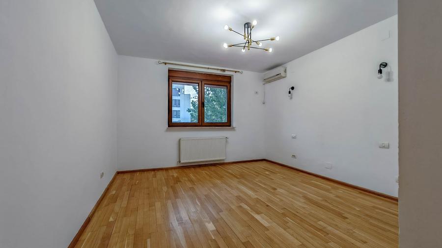Casă individuală cu 7 camere cu Canalizare în Herăstrău