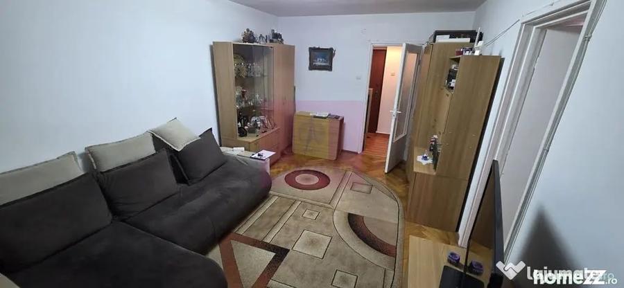 Apartament cu 3 camere decomandat în Piața Centrală