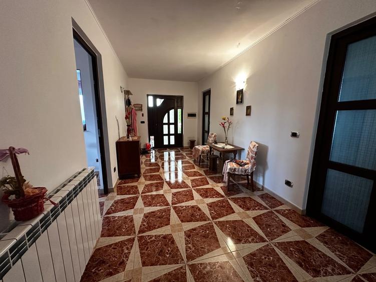 Casă individuală cu 6 camere cu Teren 2000 Mp în Nănești