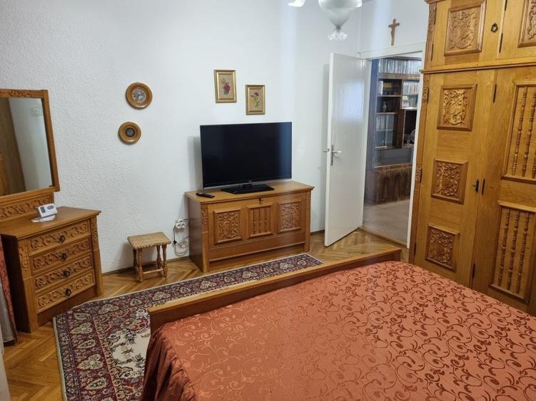 Apartament cu 3 camere decomandat în Calea București