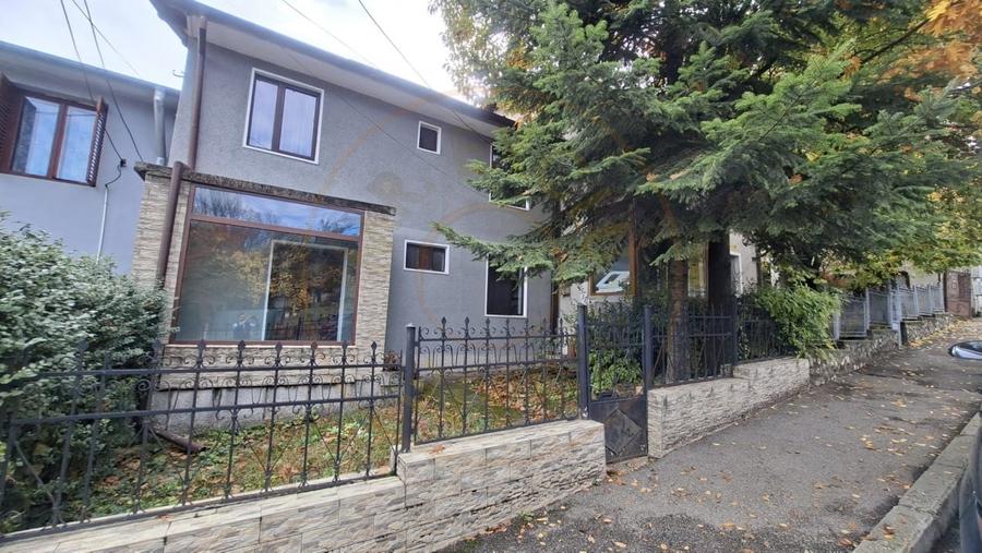 Casă cu 4 camere cu Canalizare în Central