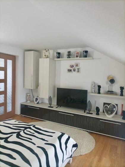 Casă individuală cu 8 camere cu Garaj în Vlădeni
